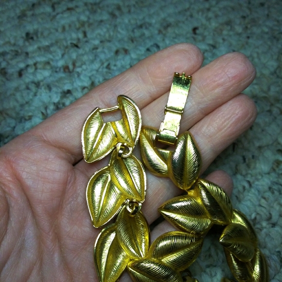 Vintage Gold Etched Double Leaf Necklace - Picture 6 of 7